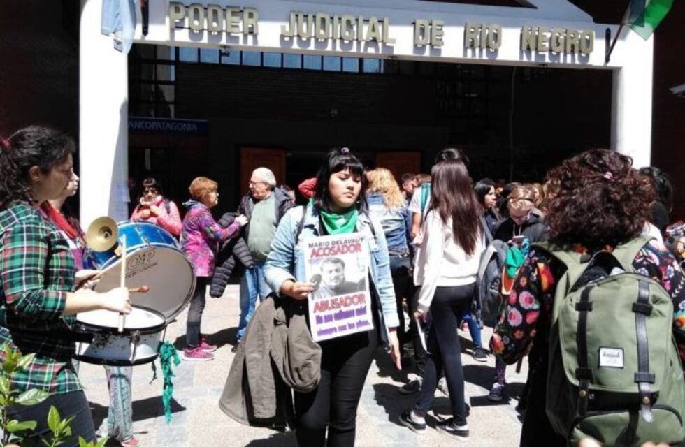 El ex profesor del ESFA acusado de abuso no se presentó en la audiencia