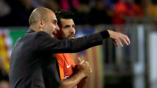GRA558. BARCELONA, 19/10/2016.- El tu00e9cnico espau00f1ol del Manchester City, Pep Guardiola (i), ofrece indicaciones a su jugador, el delantero argentino Sergio Leonel el