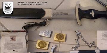 Los objetos con imágenes vinculadas al nazismo fueron secuestrados por la Justicia Federal de Córdoba en tres domicilios de la provincia\u002E