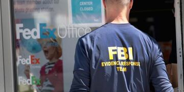 SUNSET VALLEY, TX - MARCH 20: FBI agents collect evidence at a FedEx Office facility following an explosion at a nearby sorting center on March 20, 2018 in Sunset Valley, Texas\u002E A package, reported to have been shipped from this store, exploded while being transported on a conveyor shortly after midnight this morning at the sorting facility in Schertz, Texas causing minor injuries to one person\u002E The explosion is believed to be related to several recent package bombs that have been detonated in Austin, Texas\u002E   Scott Olson/Getty Images/AFP\r\n== FOR NEWSPAPERS, INTERNET, TELCOS & TELEVISION USE ONLY == eeuu  explosion en texas