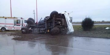 Volcó un camión