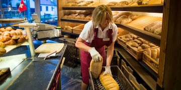 TO GO WITH STORY GERMANY-LIFESTYLE-FEATURE-BREAD\r\nA bakery employee stackts fresh bread at the bakery Plentz on July 1, 2013 in Schwante\u002E AFP PHOTO / JOHANNES EISELE\r\n alemania panificadora panificacion pan