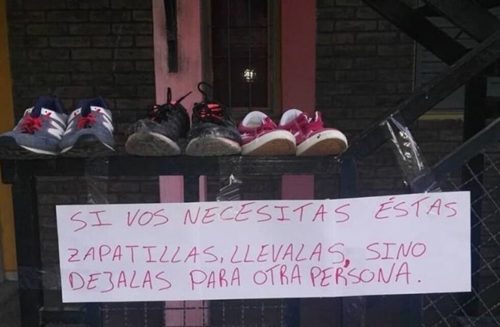 Regala zapatillas para los más necesitados, en la puerta de su casa