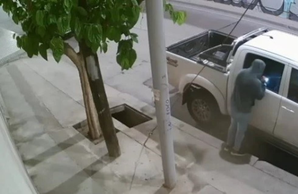 Así desvalijan una camioneta frente a la Clínica Francesa: el ladrón vuelve cuatro veces