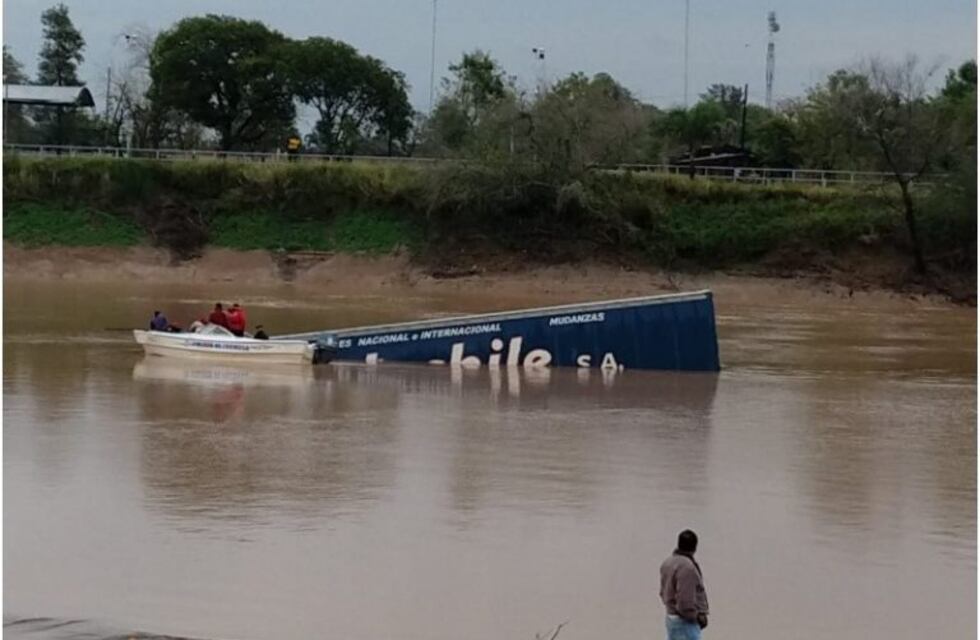 Un camión chileno habría tratado de evitar atropellar al control policial de Formosa y cayó al río Bermejo