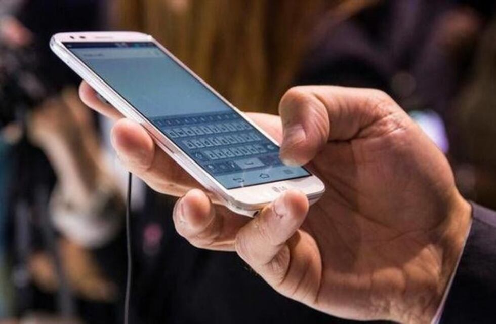 Mediante engaños, un menor sustrajo un celular de una vivienda