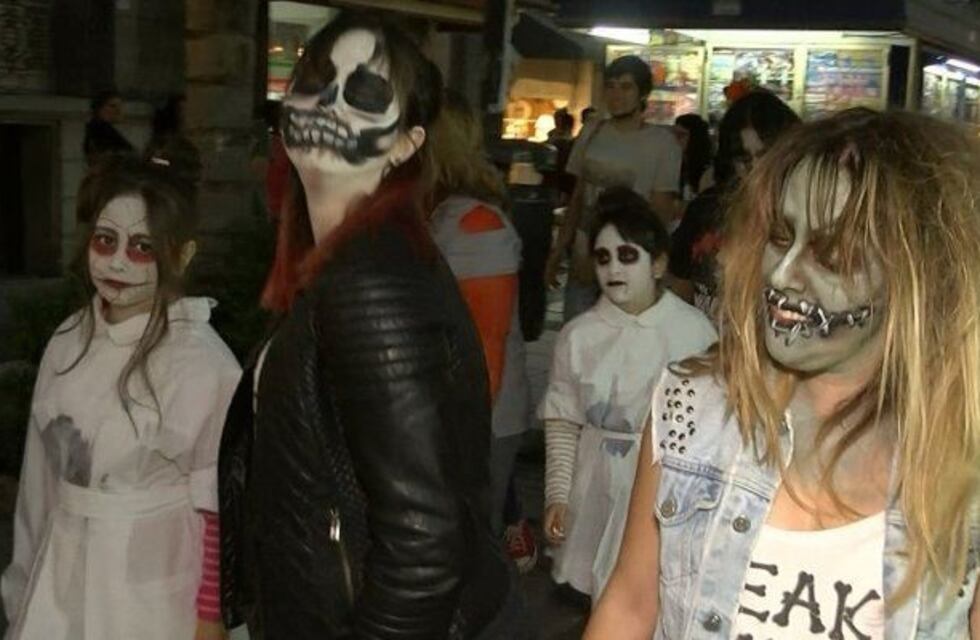Ni los zombis se quieren perder la Fiesta de Disfraces de Paraná