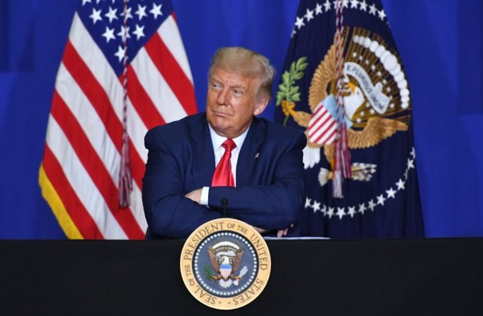 Tras días de críticas, Donald Trump firmó un nuevo plan de ayuda económica por el coronavirus