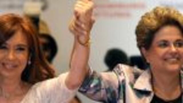 Former Brazilian President Dilma Rousseff (R) embraces former Argentina President Cristina Kirchner during a meeting in Sao Paulo, Brazil, December 9, 2016. REUTERS/Paulo Whitaker