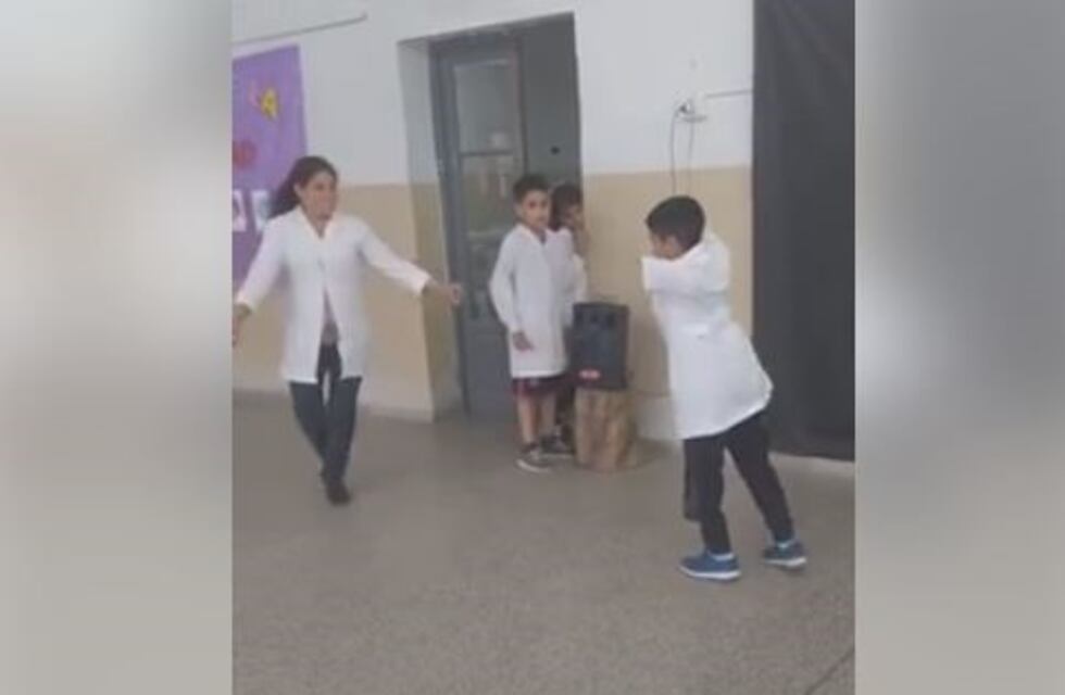 Una docente bailó con su alumno que nació sin brazos en Icaño