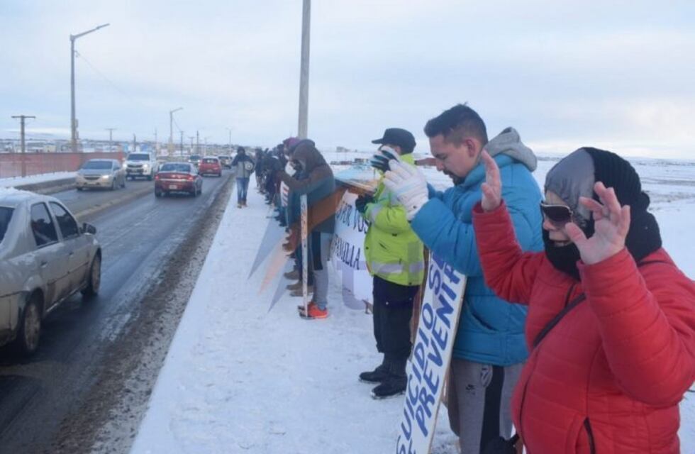 Iglesias evangélicas oraron en el puente Mosconi por la familia y evitar los suicidios.