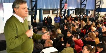 Peppo junto a militantes del Justicialismo chaqueño de la localidad\u002E (Prensa Partido Justicialista)