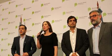 DYN36, BUENOS AIRES 04/07/17, LA GOBERNADORA BONAERENSE MARu00cdA EUGENIA VIDAL, JUNTO A LOS MINISTROS DE ECONOMu00cdA, HERNu00c1N LACUNZA, DE TRABAJO, MARCELO VILLEGAS Y DE EDUCACIu00d3N, ALEJANDRO FINOCCHIARO, DURANTE CONFENCIA DE PRENSA DONDE SE BRINDAN DETALLES DEL ARREGLO PARITARIO CON DOCENTES\u002EFOTO:DYN/TONY GOMEZ\u002E