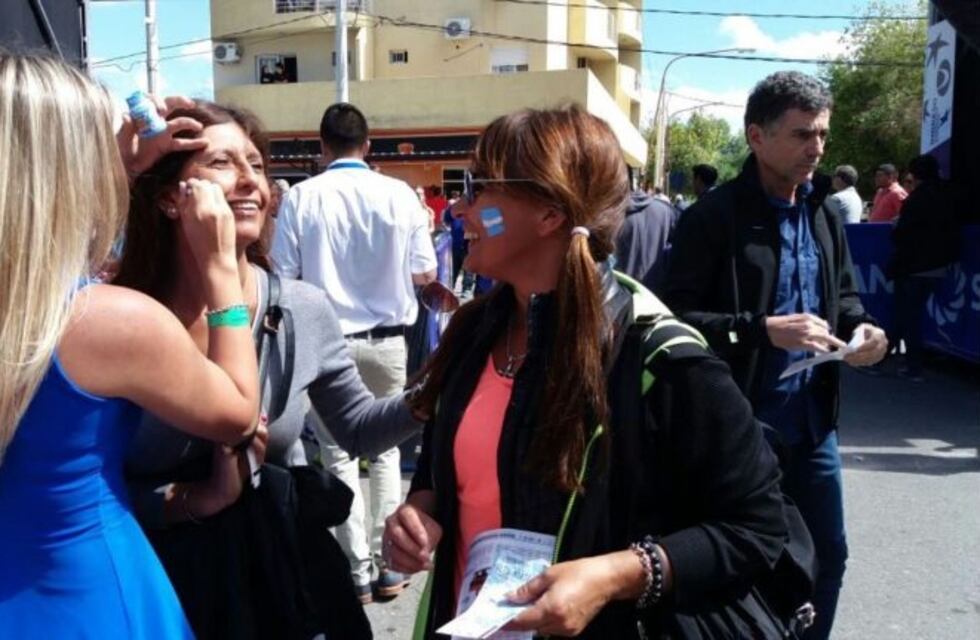 Mejillas albicelestes en el Cantoni para apoyar a Argentina en la Davis