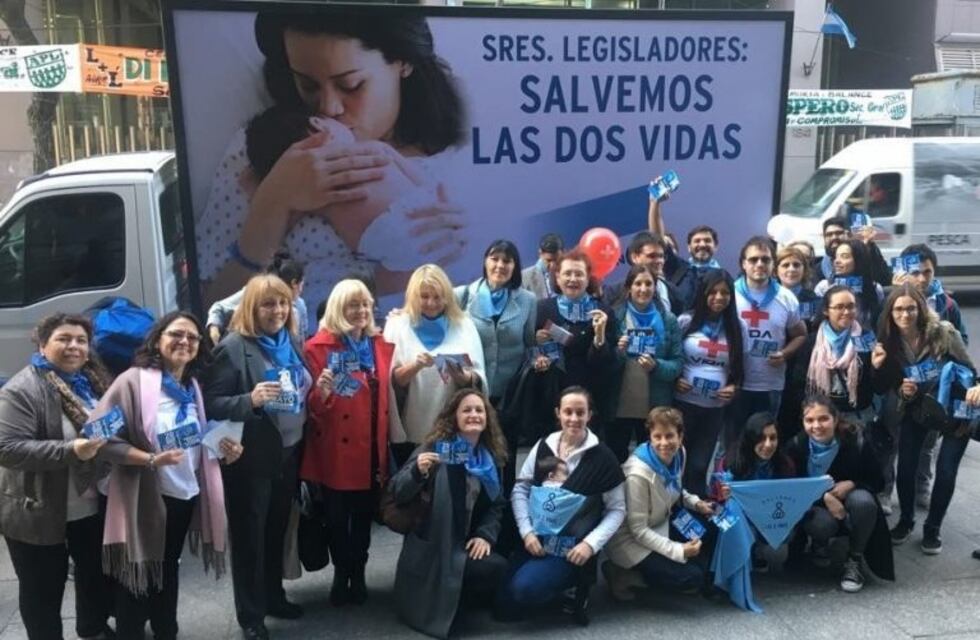 Despenalización del aborto: presentaron un pañuelo celeste "provida" frente al Congreso