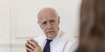 Roberto Lavagna, candidato presidencial por Consenso Federal, hace una pausa mientras habla durante una entrevista en Buenos Aires, Argentina, el martes 30 de julio de 2019\u002E Crédito: Sarah Pabst/Bloomberg