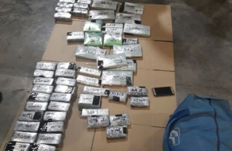Golpe al contrabando: secuestraron celulares, cargadores y cables USB que estaban escondidos en un colectivo