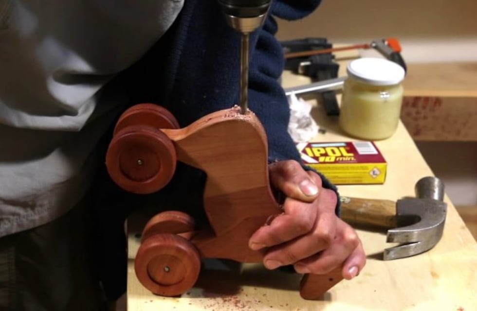 "Tino" el creador de sonrisas: fabrica juguetes de madera para obsequiar en Navidad