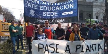 Manifestantes cortan el tránsito en La Plata en búsqueda de la sanción de la ley de Emergencia Alimentaria