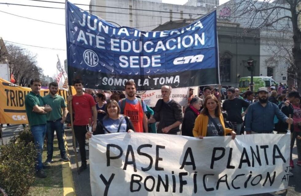 Manifestantes cortan el tránsito en La Plata en búsqueda de la sanción de la ley de Emergencia Alimentaria