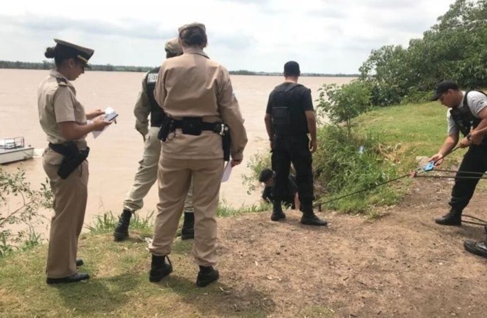 Tras un arduo trabajo se logró rescatar a un joven que había caído  al río desde una barranca