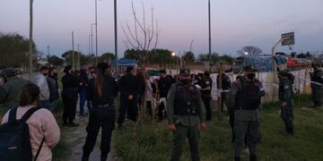 Gendarmería Nacional y la policía provincial intervinieron por orden de la Justicia federal\u002E (@pablog_73)