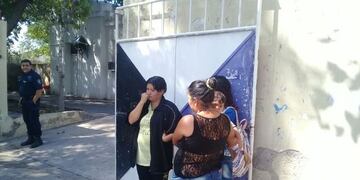 La madre de la niña (de remera amarilla) cuando recibió la noticia del fallecimiento de Evelyn\u002E