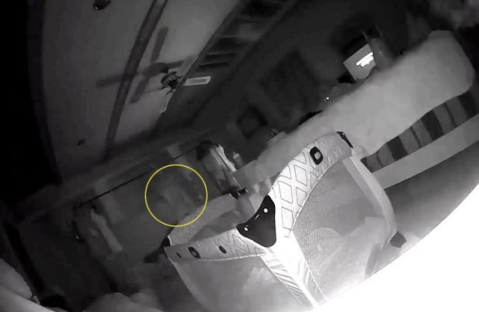 Video: el escalofriante momento en que un fantasma ataca y rasguña a un bebé