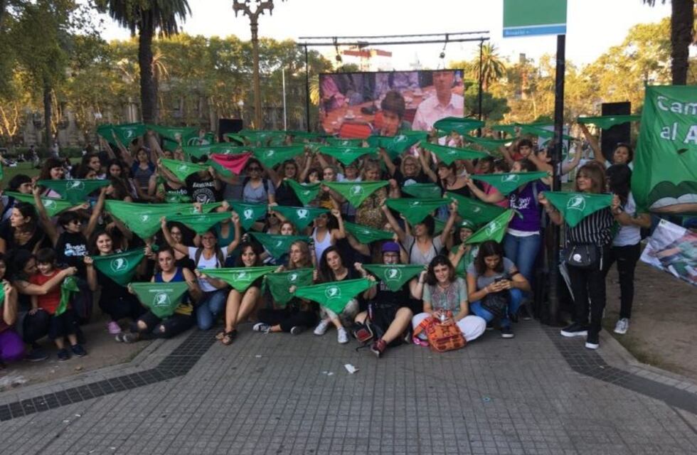 Movida rosarina en la plaza Pringles por la despenalización del aborto