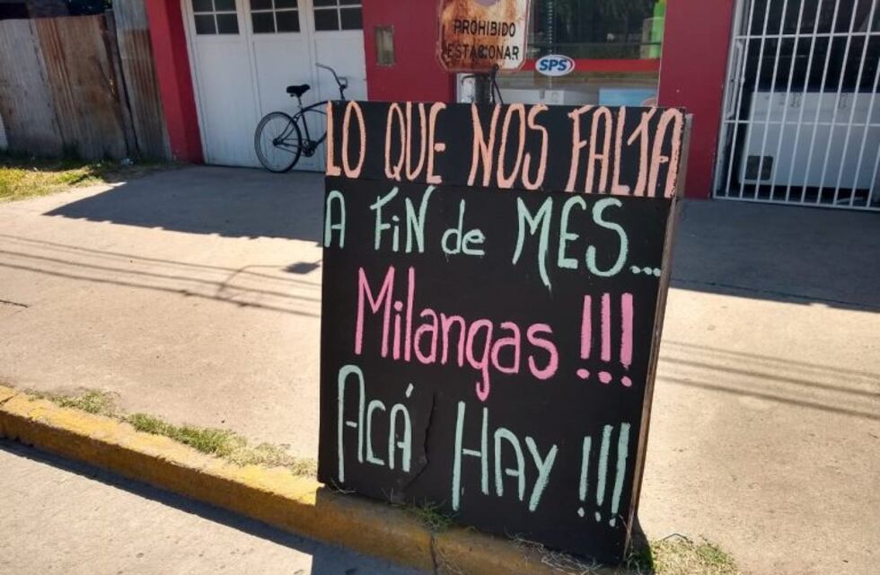Los llamativos carteles de un local de Corral de Bustos