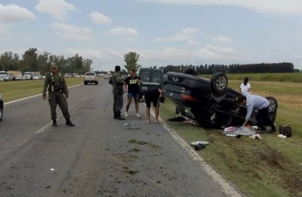 Terrible choque y vuelco en la Autopista a Córdoba con cuatro heridos