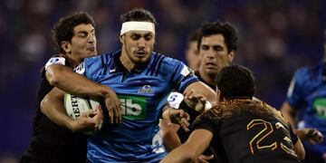 -FOTODELDIA- AME1792\u002E BUENOS AIRES (ARGENTINA), 02/03/2019\u002E- El jugador de Jaguares, Matiasa Orlando (i), disputa la bola con Alex Hodman (d), de Blues, durante un partido de Super Rugby disputado, este sábado, en el estadio Vélez Sarfield, en Buenos Aires, Argentina\u002E EFE/ Juan Ignacio Roncoroni