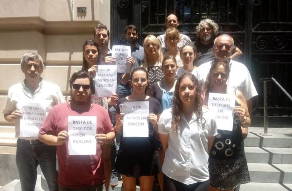 Despidieron a dos empleadas del Enacom Rosario y sus compañeros iniciaron un paro