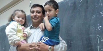 Rubén con los hijos de dos de sus alumnas\u002E