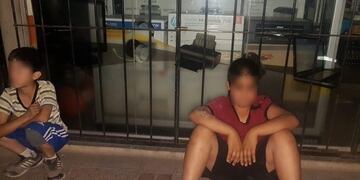 La polémica foto de los niños frente al comercio dañado\u002E