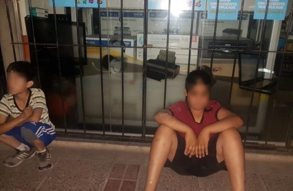 ¿Está bien o está mal?: comerciante le tomó fotos a los niños "tirapiedras"