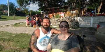 Antonella junto a Guillermo a orillas del río San Antonio\u002E (Foto: Instagram / @elrustico2019)\u002E