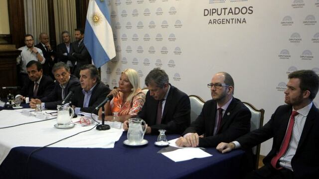 DYN27, BUENOS AIRES 27/09/16, EL INTERBLOQUE DE DIPUTADOS NACIONALES DE CAMBIEMOS, BRINDA CONFERENCIA DE PRENSA EN LA QUE REALIZA LA PRESENTACIu00d3N DE UN PROYECTO DE LEY DE LOS DIPUTADOS MARIO NEGRI (PRESIDENTE DEL INTERBLOQUE Y DE LA BANCADA DE LA UCR) Y ELISA CARRIu00d3 (PRESIDENTA DEL BLOQUE DE LA COALICIu00d3N Cu00cdVICA) QUE PLANTEA UNA NUEVA LEY DE DEFENSA A LA COMPETENCIA.FOTO:DYN/PABLO MOLINA. buenos aires elisa carrio proyecto NUEVA LEY DE DEFENSA A LA COMPETENCIA presentacion nuevo plan diputados