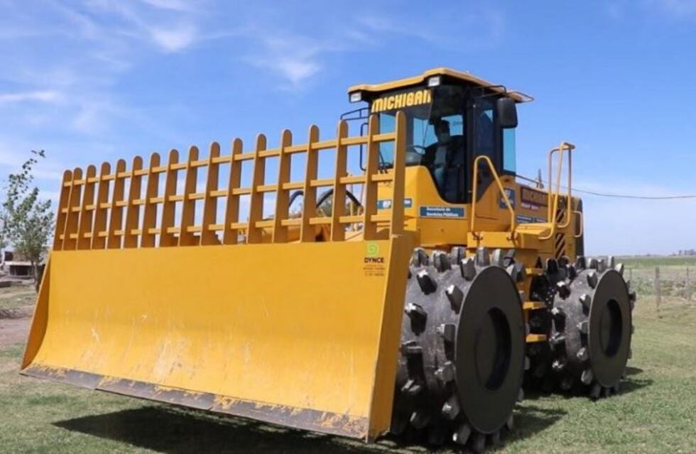 San Francisco: la municipalidad adquirió una topadora para compactar residuos