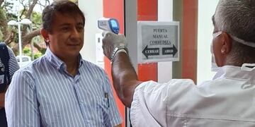 El diputado Cesino de Misiones es sometido a un control de temperatura en la entrada de la Cámara de Representantes de Misiones\u002E (Noticias6)