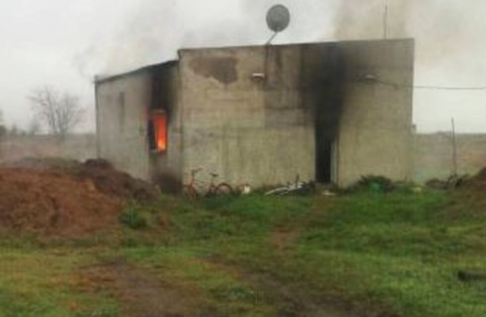 Ardió una vivienda en General Rojo y los vecinos piden colaboración para ayudar a la familia
