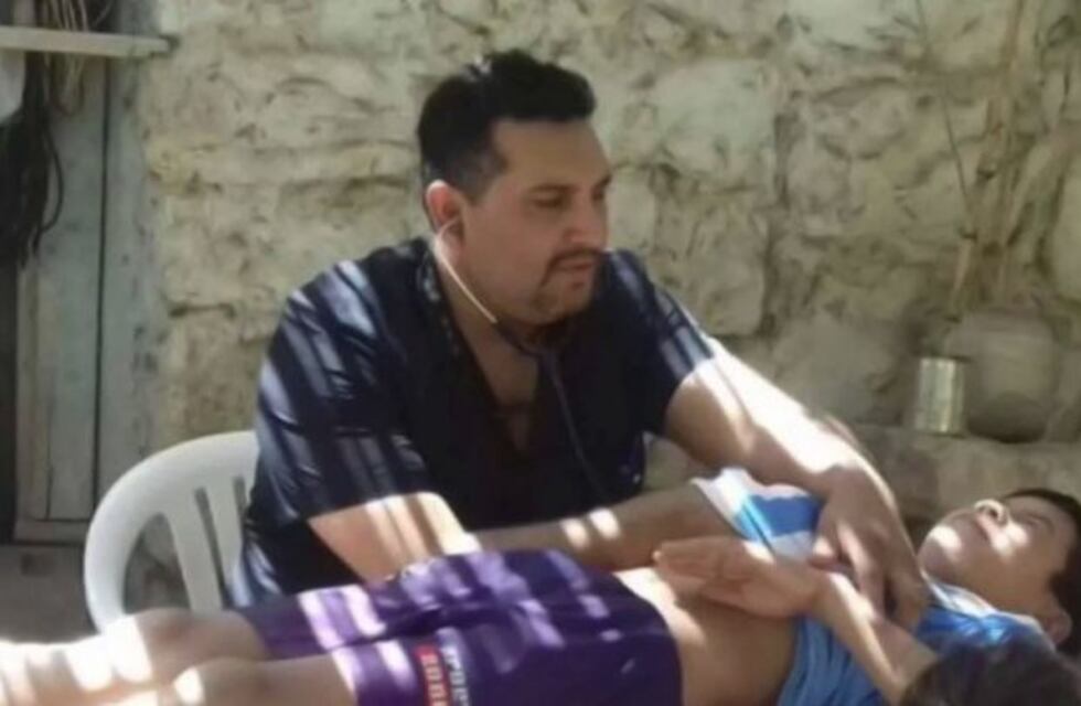 Debajo un árbol, un médico atiende gratis a niños carenciados