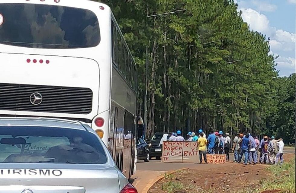 Empleados de empresa constructora bloquearon el acceso al aeropuerto de Cataratas