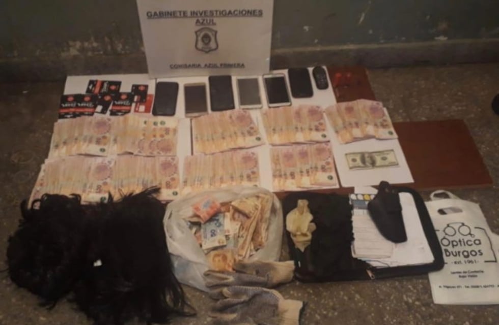 Ola de robos: allanaron una casa y encontraron pelucas, plata y municiones
