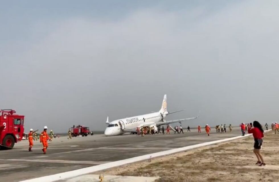 Video: un piloto aterrizó sin ruedas frontales y salvó a los 89 pasajeros