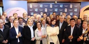 Durante el encuentro, el titular del Partido Justicialista, José Luis Gioja, exhortó a conformar un gran frente opositor