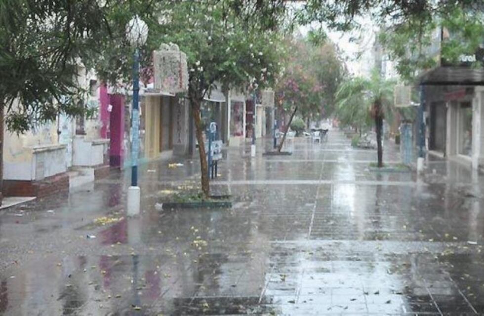 La lluvia estará presente durante este martes en Santiago
