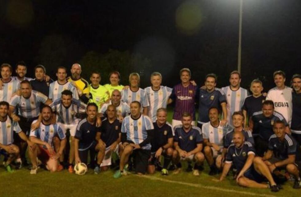 Mauricio Macri jugó un partido con exfutbolistas de Boca y River