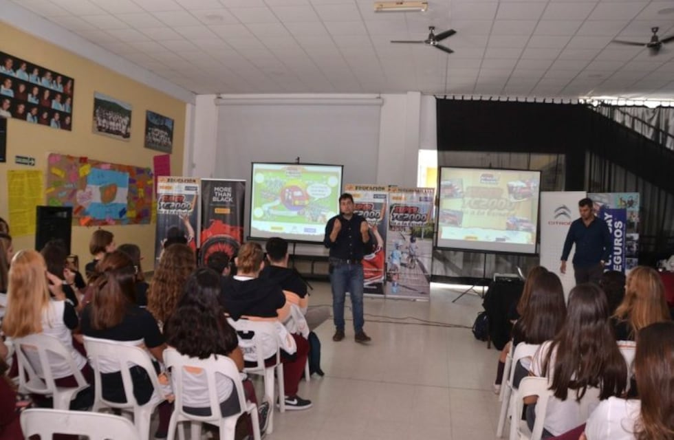 El Súper TC 2000 recorre escuelas de la provincia