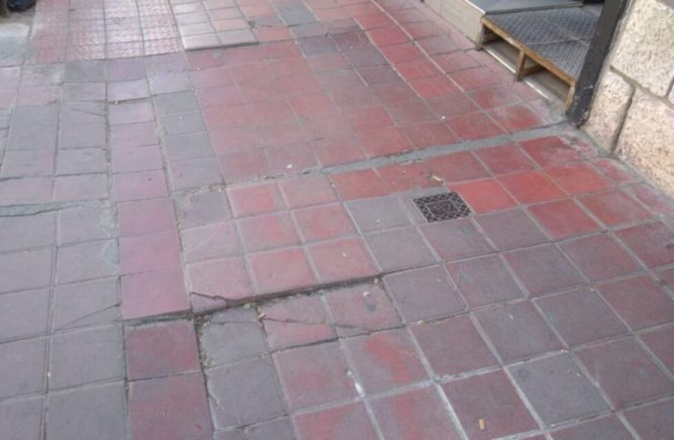 Pisó una baldosa floja, se fracturó y ahora está internada en grave estado